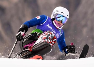 　女子アルペン複合座位　後半回転　滑走する村岡桃佳＝コルティナダンペッツォ（共同）