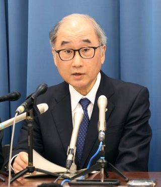 　記者会見する岡明・埼玉県立小児医療センター病院長＝１１日、埼玉県庁