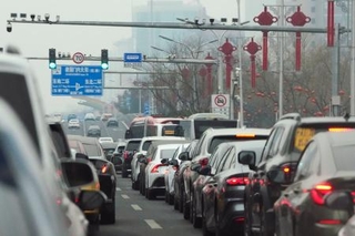 　北京市内を走る車＝２月、北京（共同）