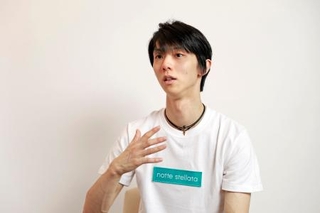 　インタビューに応じる羽生結弦さん