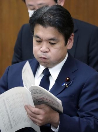 　衆院文科委で質問を聞く松本文科相＝１１日午後