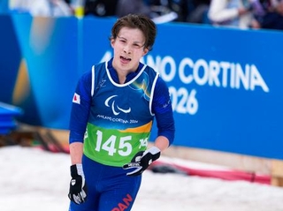 　男子１０キロ立位　ゴールした川除大輝＝テーゼロ（共同）