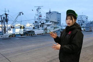 　父が経営する魚問屋で働く阿部美保さん＝２月、宮城県石巻市