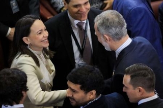 　チリ・カスト大統領の就任式に出席したベネズエラの野党指導者マチャド氏（左）。右はスペインの国王フェリペ６世＝１１日、チリ中部バルパライソ（ロイター＝共同）