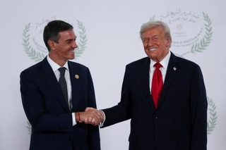 　エジプト・シャルムエルシェイクで、トランプ米大統領（右）と握手するスペインのサンチェス首相＝２０２５年１０月（ロイター＝共同）