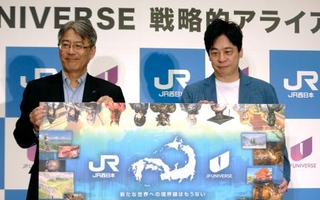 　提携を発表し、写真に納まるＪＲ西日本の蔵原潮専務執行役員（左）とＪＰユニバースの田畑端代表取締役＝１２日午後、東京都千代田区