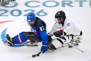 　日本-イタリア　第１ピリオド　競り合う伊藤（右）＝ミラノ（共同）