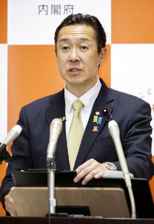 　閣議後に記者会見する黄川田男女共同参画相＝１３日午前、東京・永田町