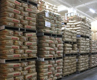 　倉庫に保管されている政府備蓄米＝２０２５年５月、神奈川県内