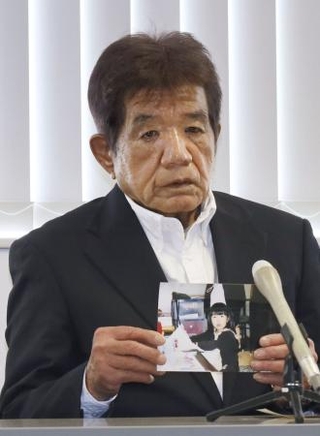 　記者会見する女児の父親の川原冨由紀さん＝１３日午前、福岡市