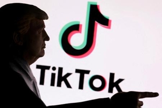 　トランプ米大統領の３Ｄ模型とＴｉｋＴｏｋのロゴ（ロイター＝共同）