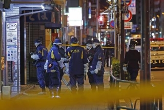 　現金入りのスーツケースが奪われた現場付近を調べる警視庁の捜査員＝１月、東京都台東区