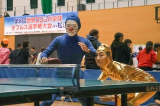 　松江市で開かれた「世界スリッパ卓球ダブルス選手権」＝１４日午前