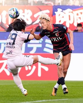 　鹿島-川崎　後半、クロスをヘディングで折り返す鹿島・鈴木。この後、レオセアラがゴールを決める＝メルスタ