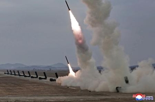 　北朝鮮の軍部隊が実施した超大型放射砲（多連装ロケット砲）の発射訓練＝１４日（朝鮮中央通信＝共同）