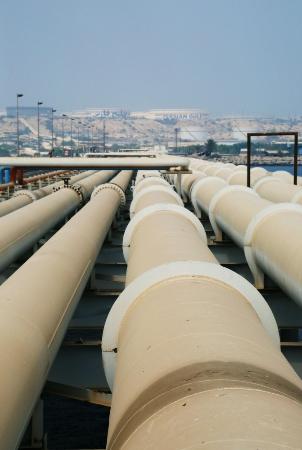 　タンカーが接岸する岸壁に原油を運ぶパイプライン＝２０１６年８月、イラン南部カーグ島（共同）