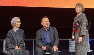 　シンポジウムの会場で話す（左から）豊川京子さん、西松忠さん、日比野直美さん＝１４日、ロサンゼルス（共同）