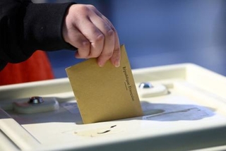 　１５日、フランス南部マルセイユの投票所で投票する女性（ロイター＝共同）
