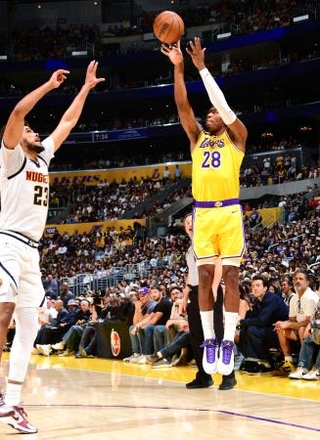 　ナゲッツ戦でシュートを放つレーカーズの八村（右）＝ロサンゼルス（ＮＢＡＥ・ゲッティ＝共同）