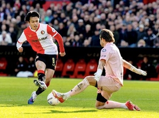 　エクセルシオール戦の後半、ゴールを決めるフェイエノールトの上田（左）＝ロッテルダム（共同）