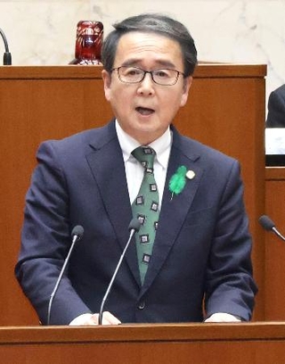 　香川県議会で再選出馬を表明する池田豊人知事＝１６日午前
