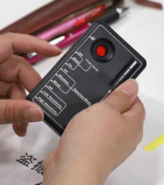 　配布された盗撮カメラの探知機＝１６日午後、水戸市役所