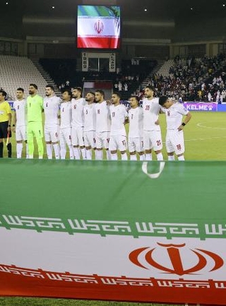 　サッカーＷ杯アジア予選で国歌を聞くイラン代表＝２０２５年６月、ドーハ（ロイター＝共同）