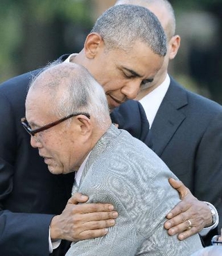 　２０１６年５月、広島市の平和記念公園を訪れたオバマ米大統領（当時）に抱きしめられる被爆者の森重昭さん