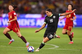 　サッカー女子アジア・カップの中国戦でシュートを打つオーストラリアのＦＷカー（中央）＝１７日、パース（ゲッティ＝共同）