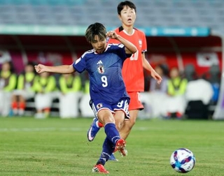 　日本-韓国　前半、先制ゴールを決める植木＝シドニー（共同）