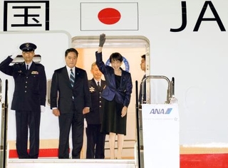 　日米首脳会談のため、羽田空港を出発する高市首相＝１８日夜