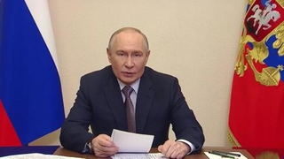 　ロシア政府関係者が参加したオンライン会議で話すプーチン大統領＝１８日（ロシア大統領府提供・共同）