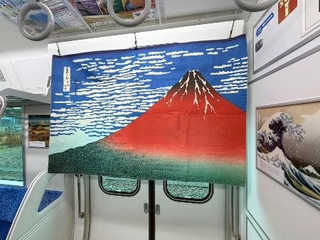 　葛飾北斎の「富嶽三十六景」に関連する絵画を飾った訪日客専用列車の車内（ＪＲ東海提供）