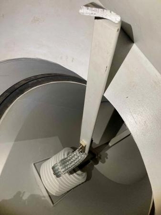 　東京電力柏崎刈羽原発６号機の破損した部品「接地導体」＝１５日、新潟県（東電提供）