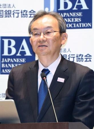 　記者会見する全国銀行協会の半沢淳一会長＝１９日午後、東京都千代田区