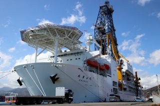 　静岡市の清水港に停泊する地球深部探査船「ちきゅう」＝１９日午後