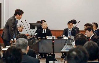 　大阪府議会の総務常任委員会で答弁する吉村洋文知事（左端）＝１９日午後、大阪府庁