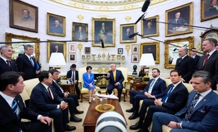 　ホワイトハウスで会談する高市首相（奥左）とトランプ米大統領（同右）＝１９日、ワシントン（共同）