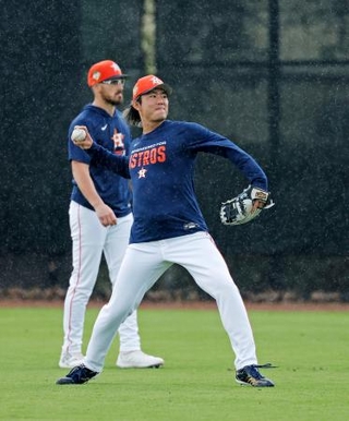 　キャッチボールするアストロズ・今井＝ウェストパームビーチ（共同）