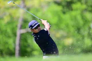 　バルスパー選手権第１ラウンド、１６番でティーショットを放つ久常涼＝１９日、フロリダ州パームハーバー（ゲッティ＝共同）