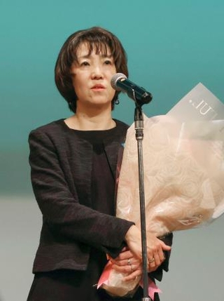 　ギャンブル依存症当事者の自死撲滅に向けた集会で、あいさつする神原充代さん＝２０日午後、大阪市中央区