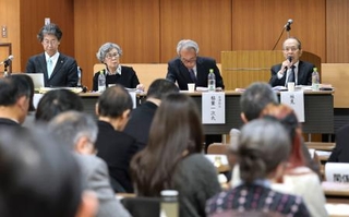 　地下鉄サリン事件から３１年となり、開かれた集会。左から２人目は遺族の高橋シズヱさん、右端は元警察庁刑事局長の垣見隆氏＝２０日午後、東京都千代田区