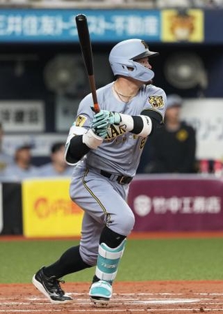 　３回、右中間に二塁打を放つ阪神・佐藤＝京セラドーム