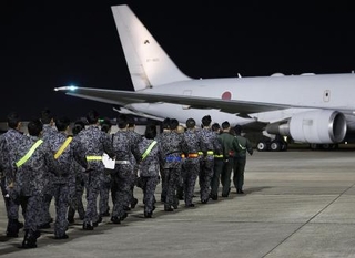 　イラン周辺国の邦人退避に備え、航空自衛隊のＫＣ７６７空中給油輸送機でモルディブへ向かう隊員ら＝８日、愛知県の空自小牧基地