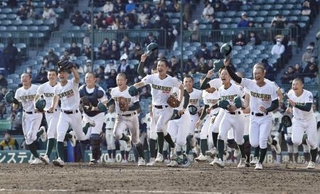 　北照に勝利し、駆け出す専大松戸ナイン＝甲子園