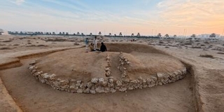 　中東バーレーンで栄えたとされる、古代文明「ディルムン」の古墳（アアリ古墳群西考古学プロジェクト提供）