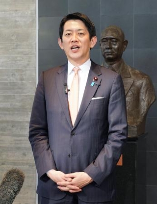 　記者団の取材に応じる自民党の小林政調会長＝２１日午後、宮崎県延岡市