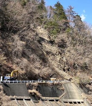　静岡市葵区で県道をふさぐ土砂崩れが起きた現場＝２１日午後２時ごろ（同市提供）