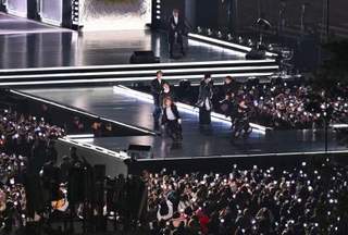 　２１日、ソウルの光化門広場で開かれたＢＴＳの公演（共同）