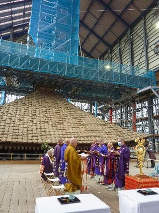　大修理が進む興福寺の五重塔で、「相輪」の解体に伴い営まれた法要＝２２日午後、奈良市